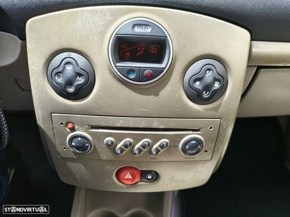 Renault Clio 1.2 16V Privilège - 24