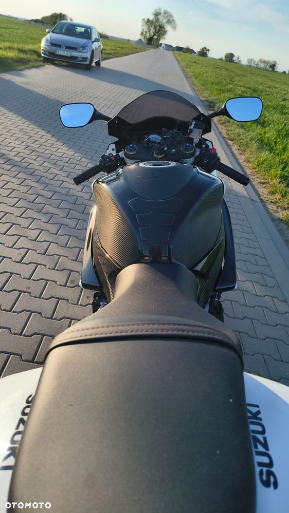 Suzuki GSR - 7