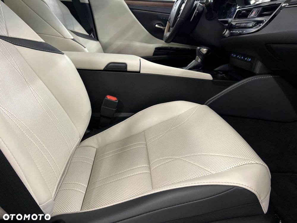 Lexus ES 300h Prestige - 16
