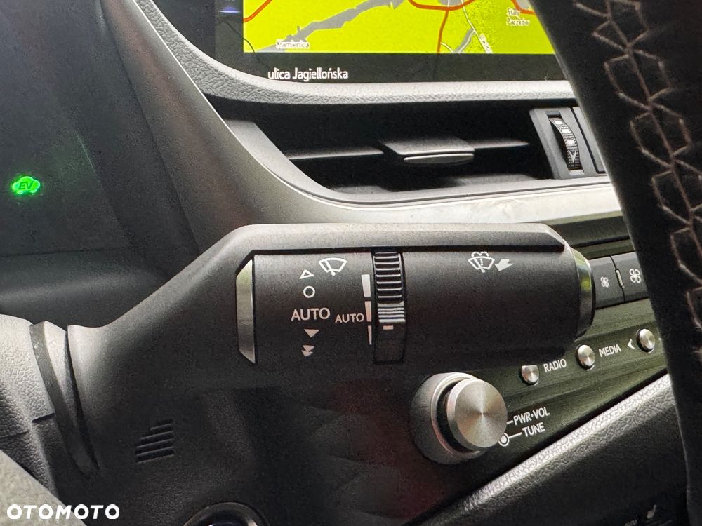 Lexus ES 300h F Sport - 32