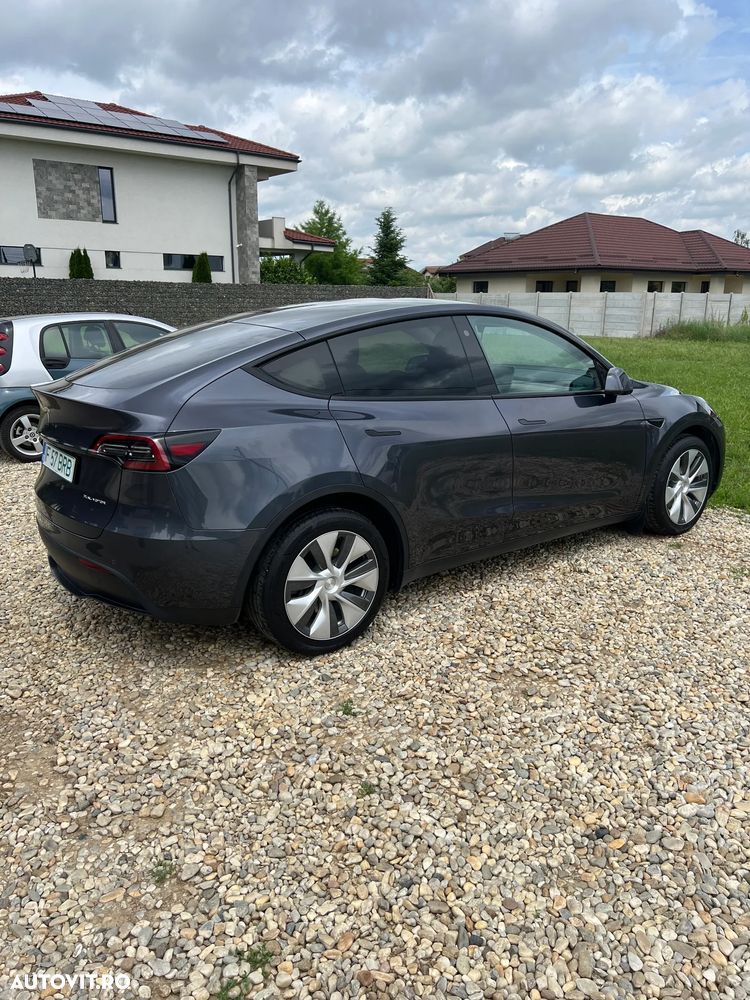 Tesla Model Y - 3