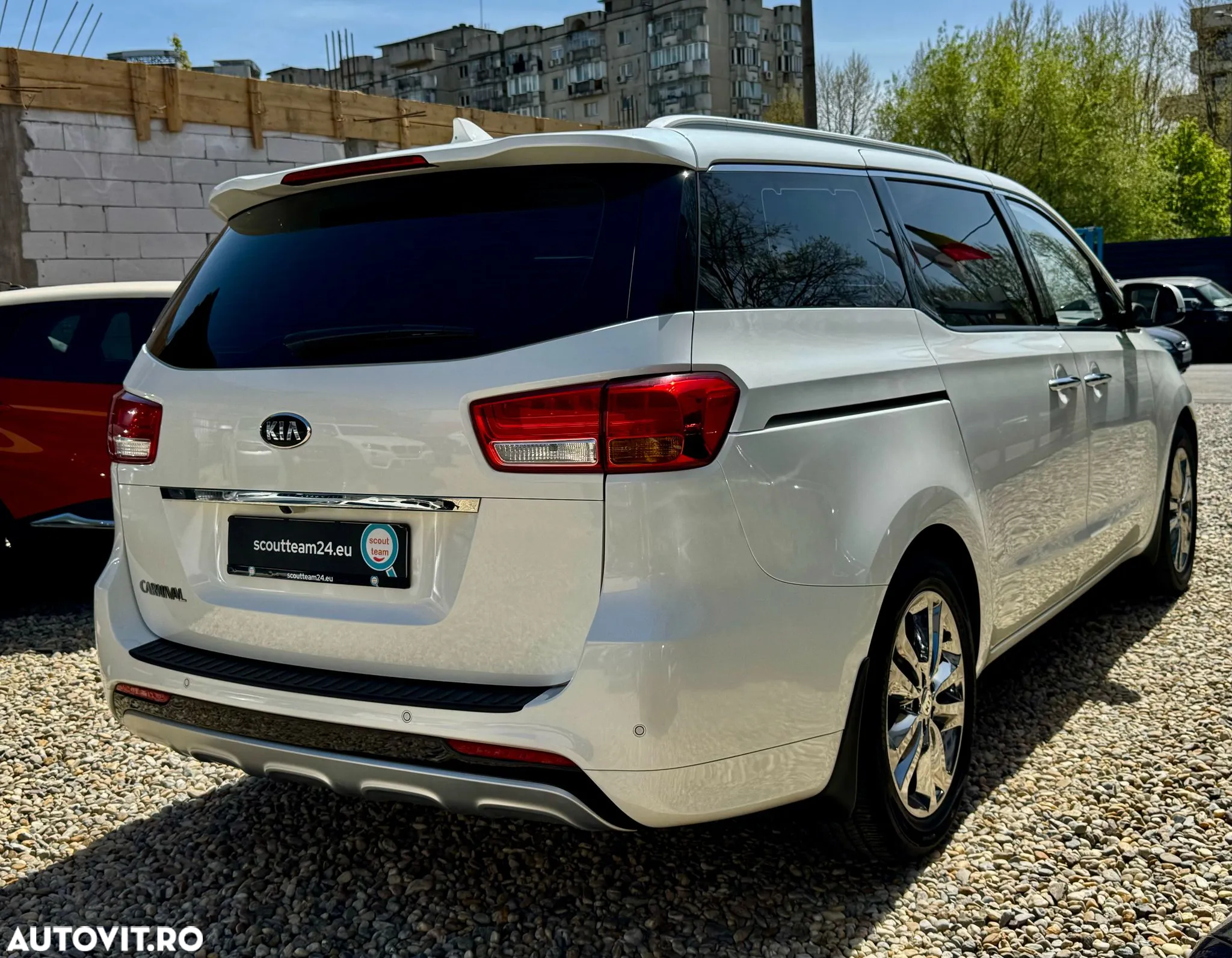 Kia Carnival - 4