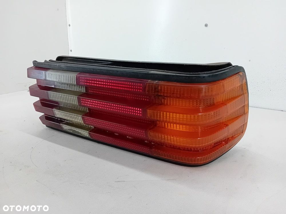 LAMPA TYLNA PRAWA MERCEDES-BENZ W126 (79-91) SEDAN - 6