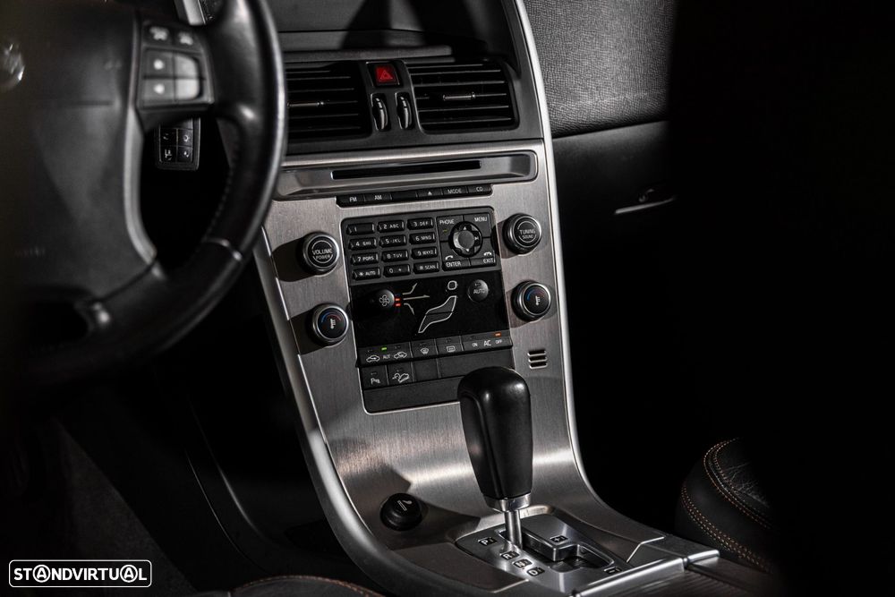 Volvo XC 60 D5 Momentum Geartronic - 16
