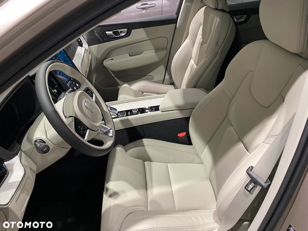 Volvo XC 60 B5 B AWD Plus Dark - 4