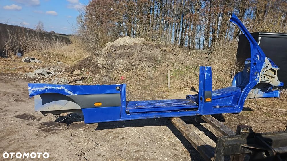 MERCEDES SPRINTER 907 bok lewy ćwiartka