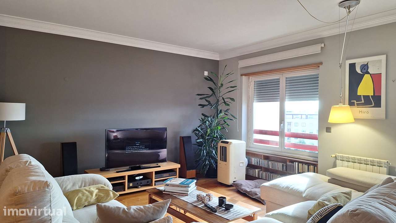 T3 em Telheiras com Suite, Arrecadação e 2 Lugares de Garagem - Grande imagem: 3/14