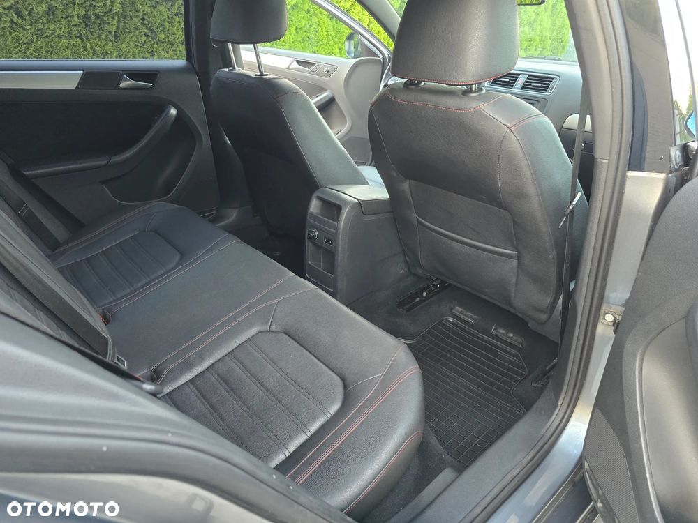 Volkswagen Jetta 2.0 TSI Highline - 23