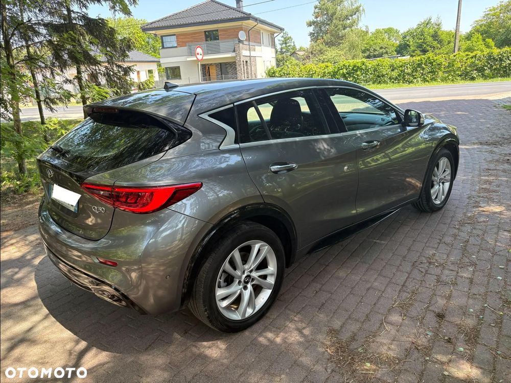 Infiniti Q30 - 8