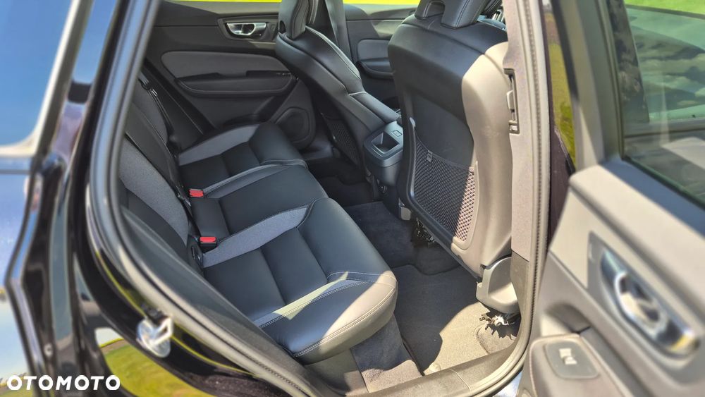 Volvo XC 60 B4 D Plus Dark - 11