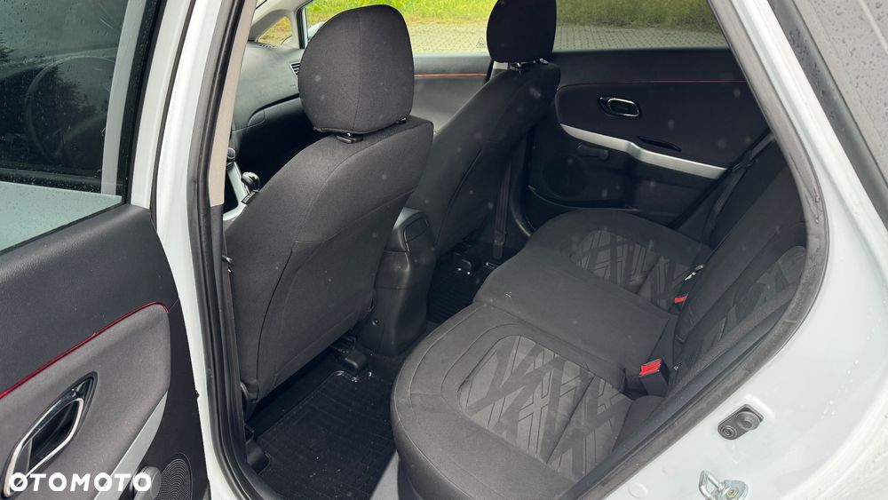 Kia Ceed - 11