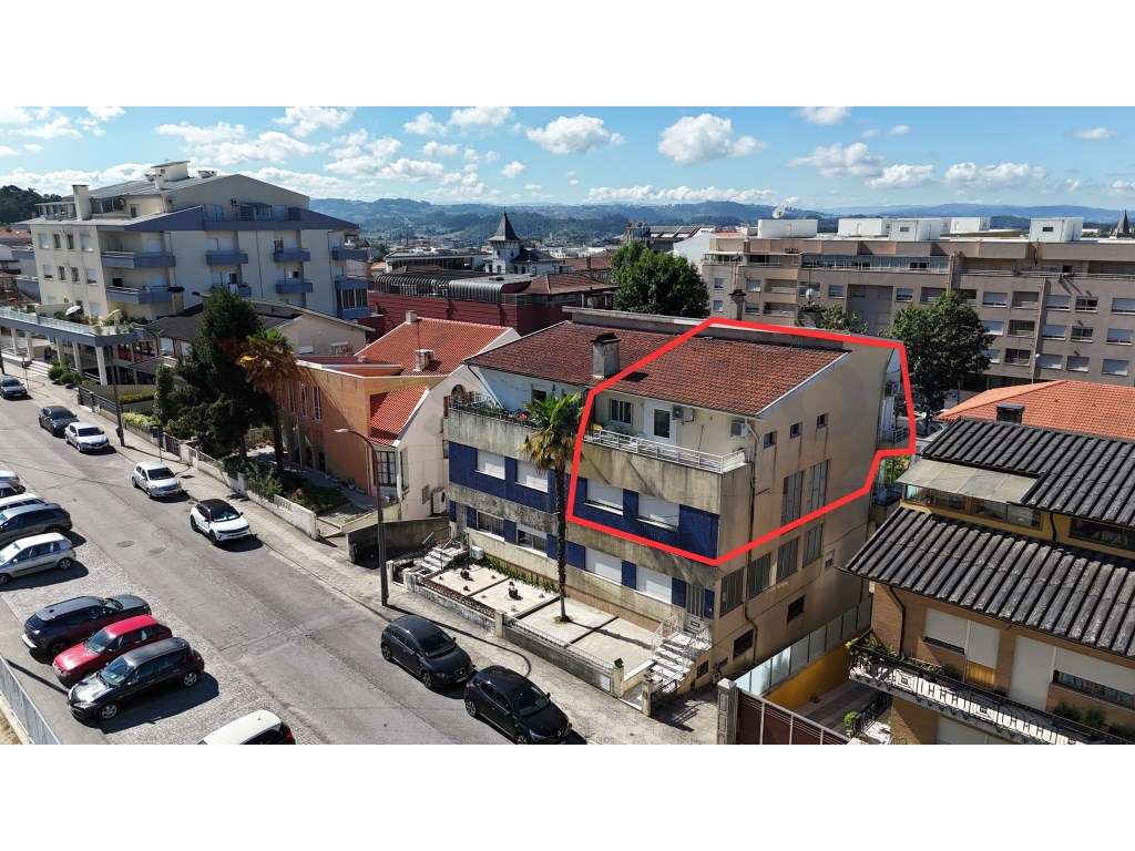 Apartamento T5 dividido por T3 Triplex e T1 - Grande imagem: 2/16
