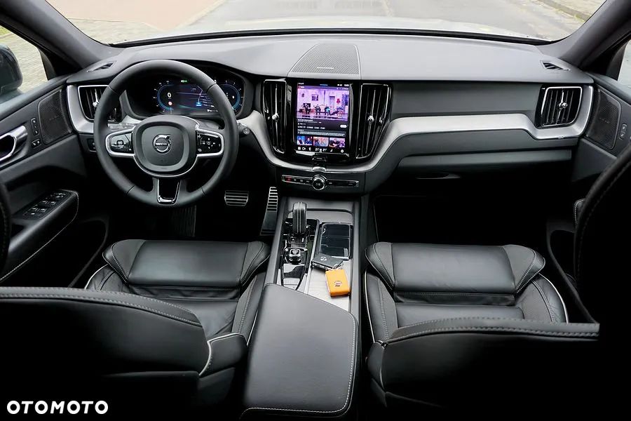 Volvo XC 60 B4 D AWD Plus Dark - 30