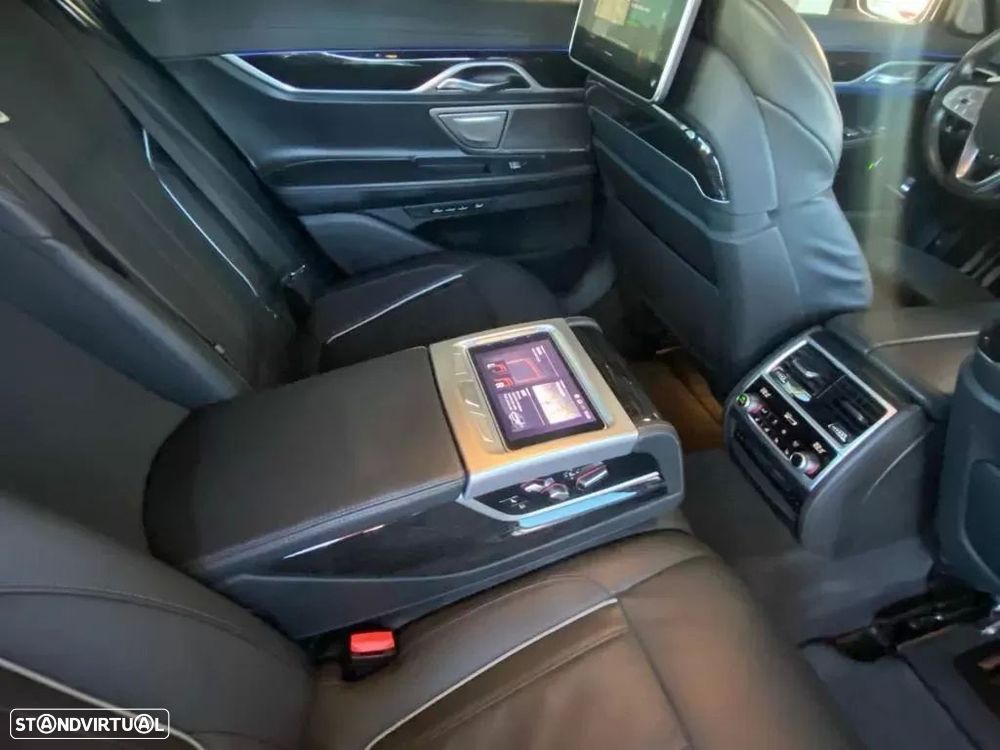 BMW 740 d xDrive Pack M Auto - 39