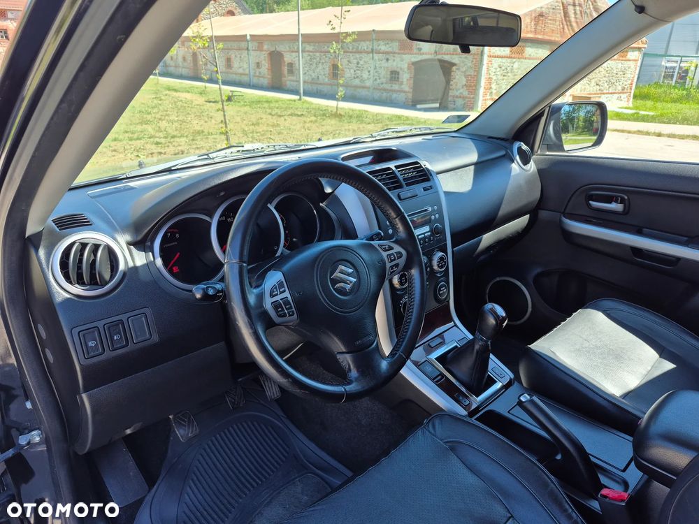 Suzuki Grand Vitara 2.0 De luxe - 26
