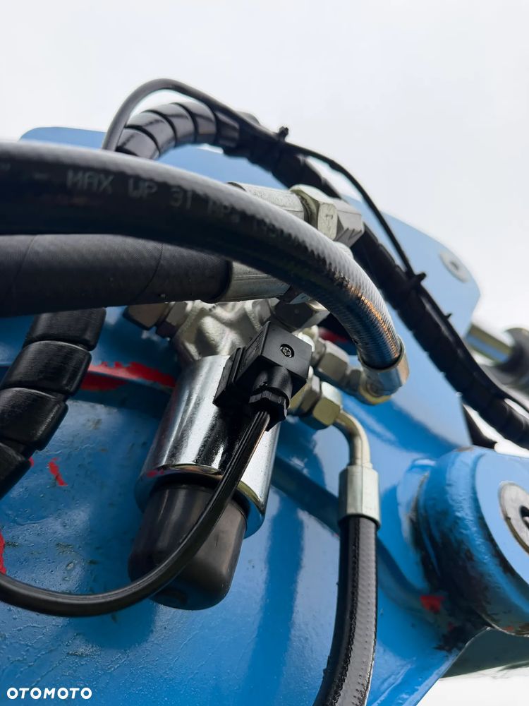 Wacker Neuson 6503 Koparka Kołowa 7ton. Nowe Podwójne Opony z felgami dodatkowe! Niski Przebieg. Maszyna w Bardzo ładnym Stanie. Pochodzi z Komuny Norweskiej. Silnik YANMAR 65KM. Zero luzów wycieków 2 łyżki Okazja. Maszyna pracowała sporadycznie przy lekkich pracach publicznych. Zero zużycia. Dekra 2026r Dokumentacja. Stabilizatory. Zamki na tłokach. 3 sekcje Hydrauliczne. Szybka wolna Jazda. Silnik YANMAR - 29