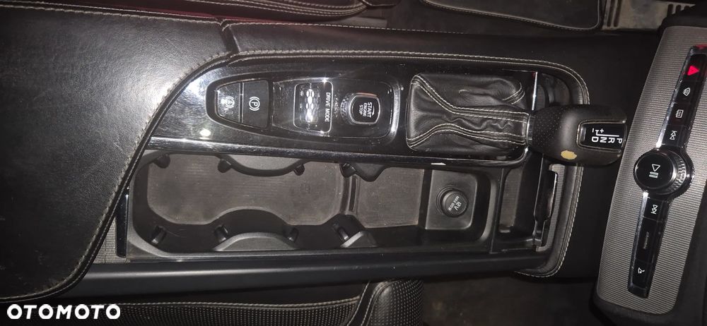 Volvo XC 90 D5 AWD R-Design 7os - 27