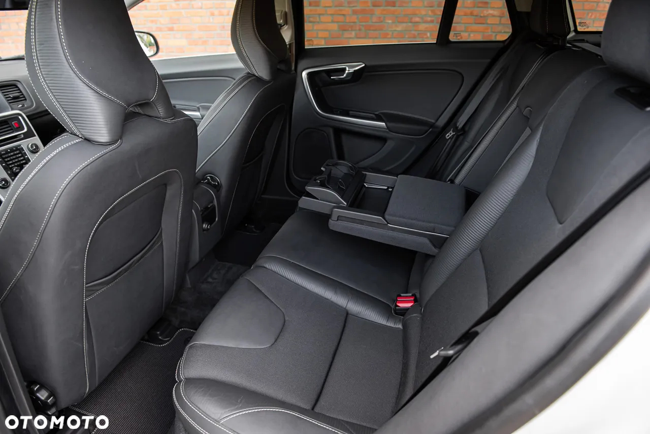 Volvo V60 T5 R-Design - 26