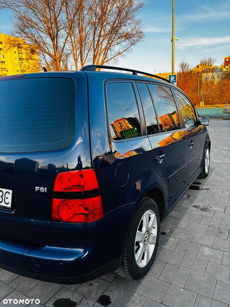 Volkswagen Touran 1.6 FSI Highline - 3