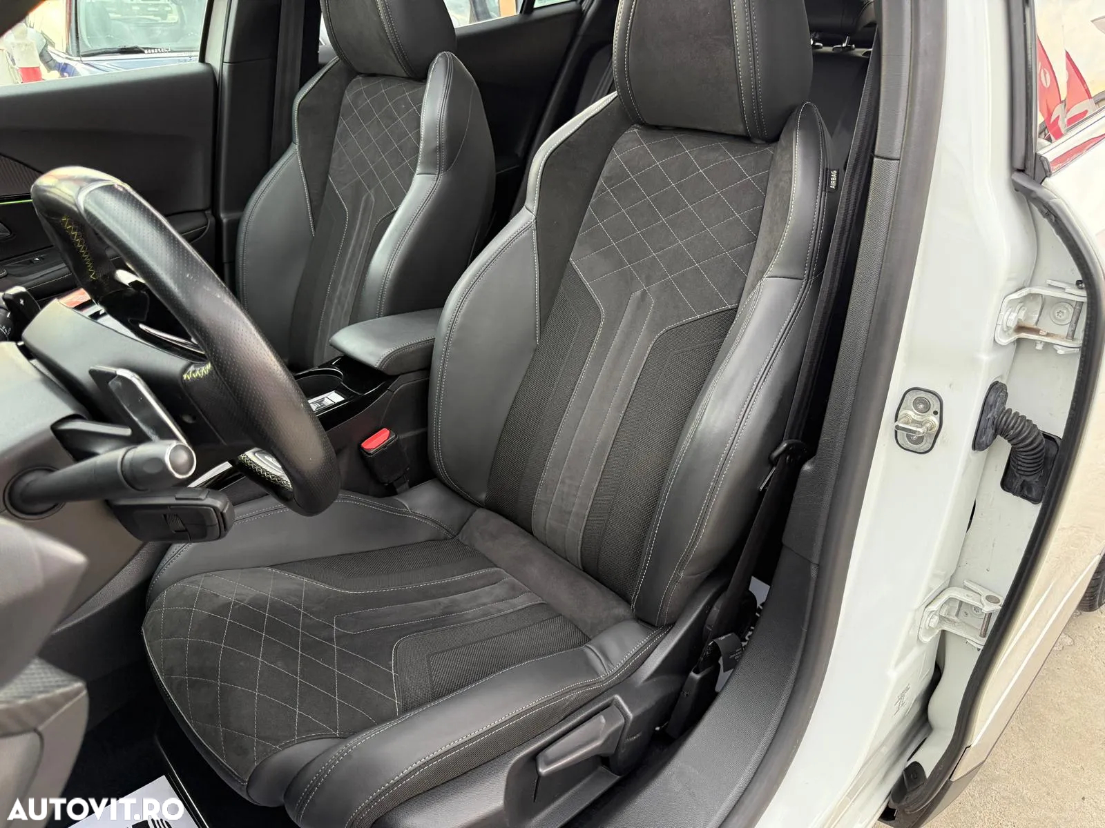 Peugeot 2008 PureTech 155 EAT8 GT Pack - 16
