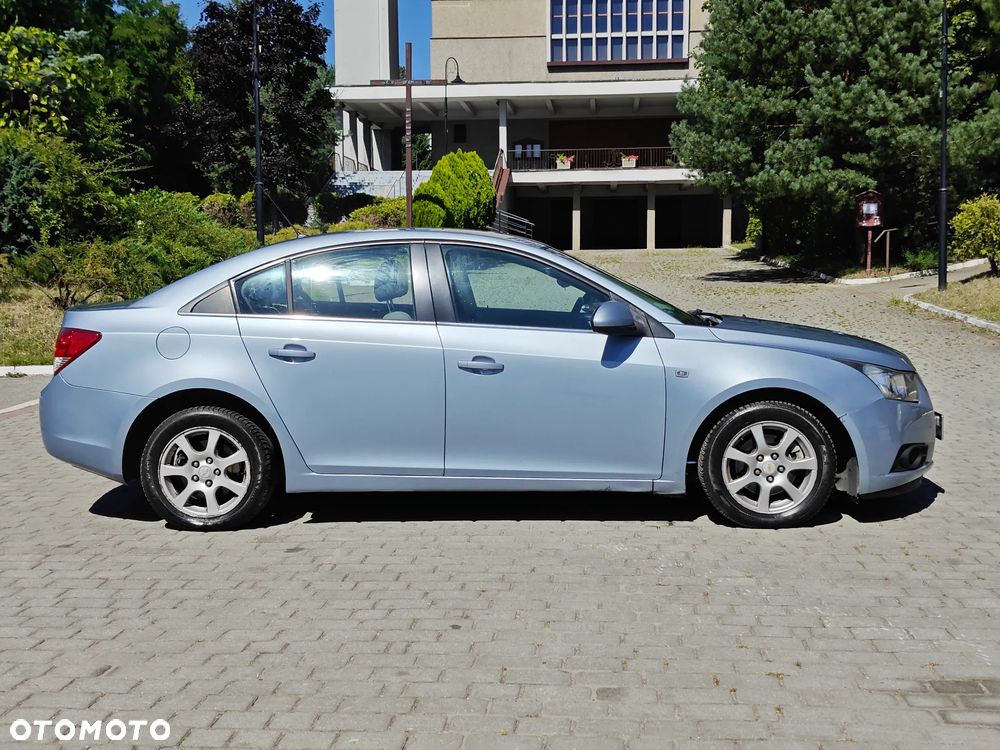 Chevrolet Cruze 2.0 LS - 27