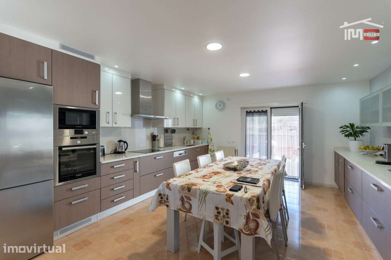 Prédio para habitação e serviços na Av. dos Pastorinhos, Fátima - Grande imagem: 4/40