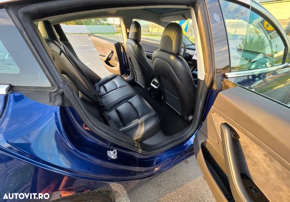 Tesla Model 3 - 4