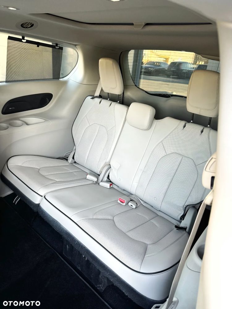 Chrysler Pacifica - 30