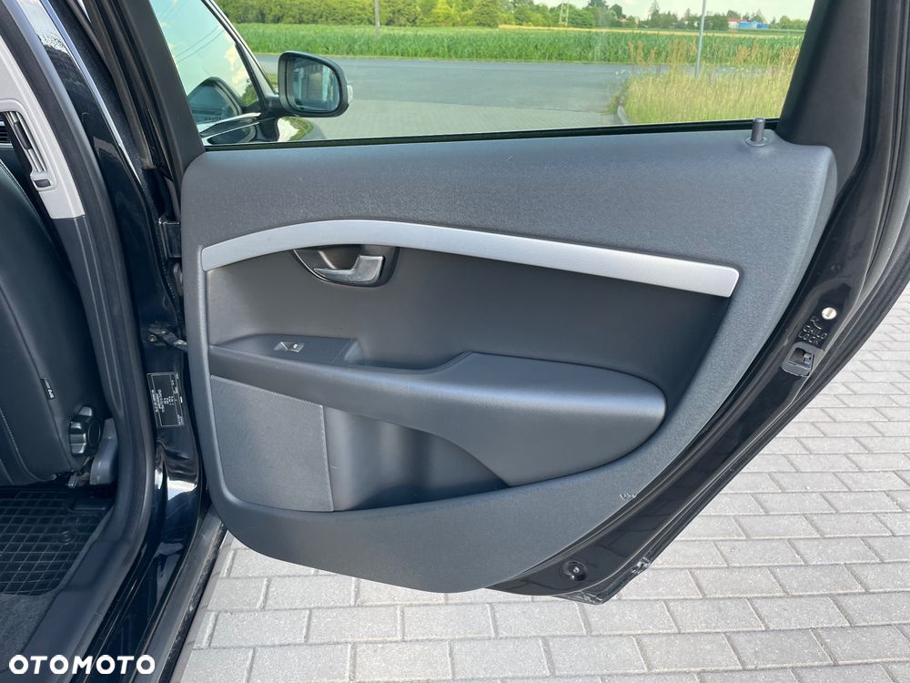 Volvo V70 D5 R-Design - 33