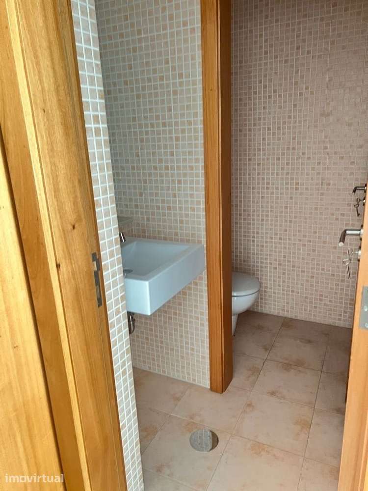 Escritório Moderno Centro Gondomar c/ Garagem Wc Ar Condicionado Pátio - Grande imagem: 3/12
