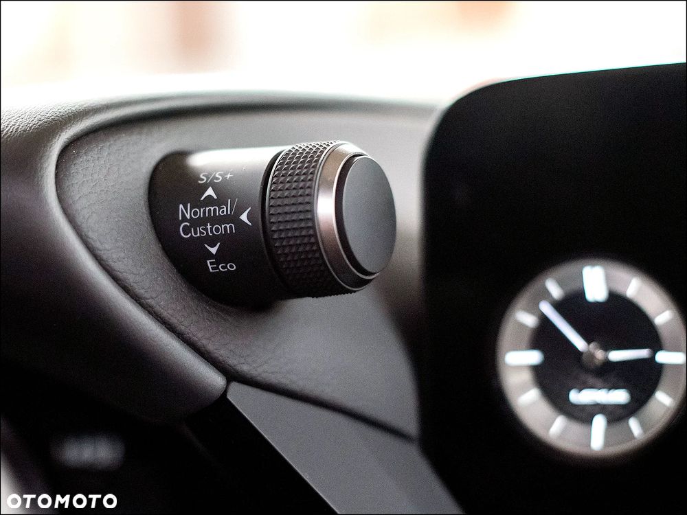 Lexus ES 300h F Sport - 32