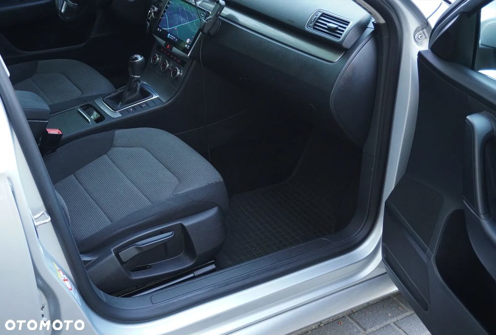 Volkswagen Passat 1.6 TDI Comfortline - 11