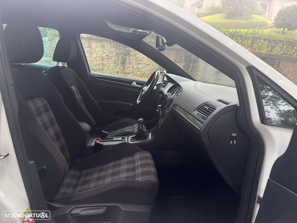 VW Golf 2.0 GTI - 28