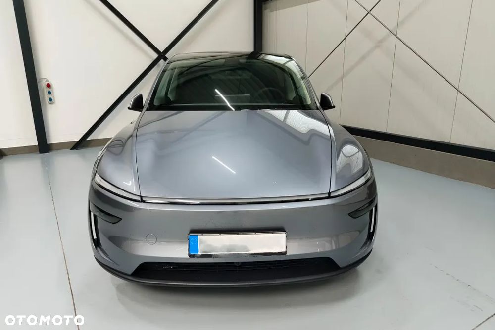 Tesla Y Long Range AWD - 8