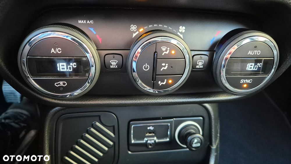 Jeep Renegade 1.4 MultiAir Night Eagle - 24