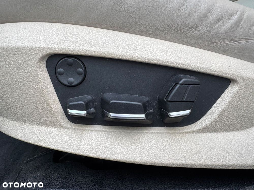 BMW Seria 5 528i - 25