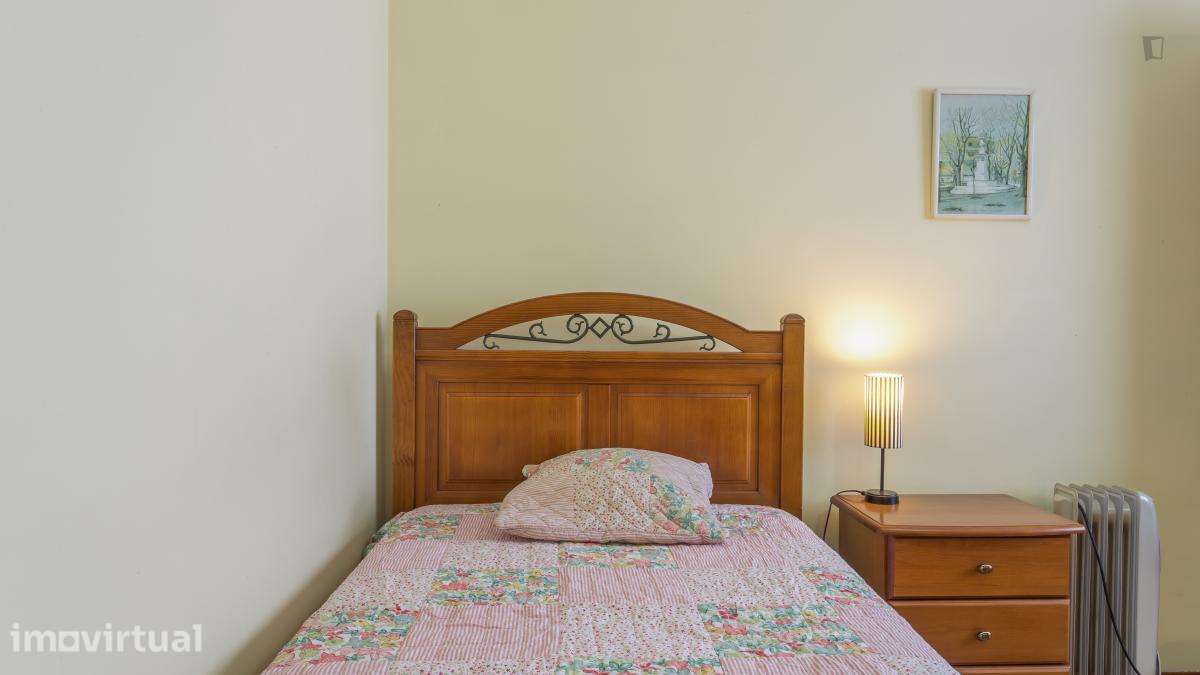 Quarto - localizado em Pedrouços Porto - Grande imagem: 2/23