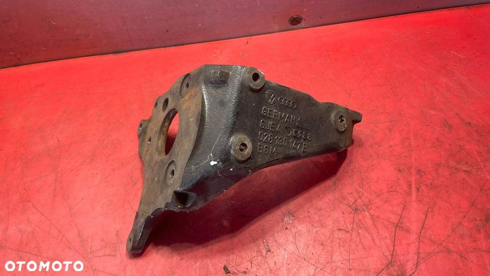 Audi A4 B5 Uchwyt/ Mocowanie pompy paliwa 028130147B - 2