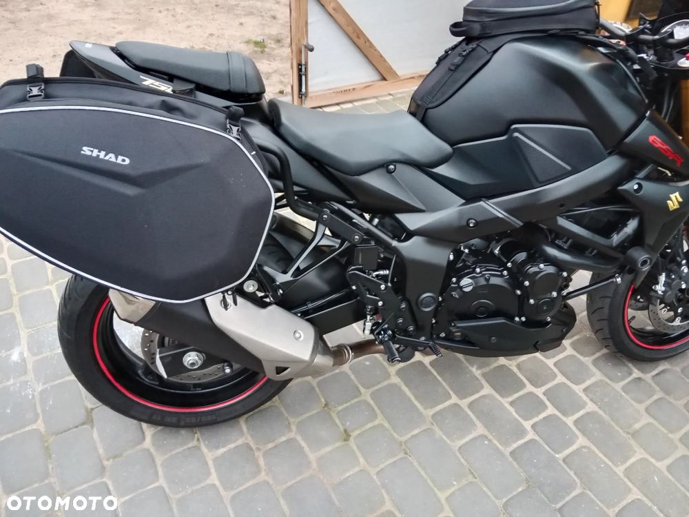 Suzuki GSR - 13