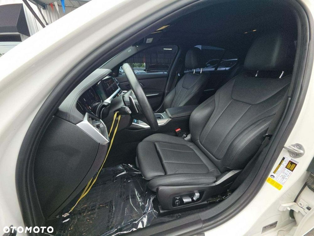 BMW Seria 3 330i M Sport - 5