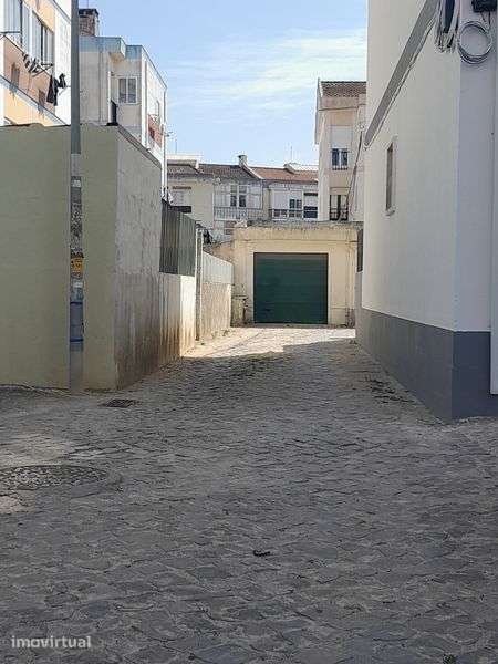 Garagem com acesso direto à rua - Grande imagem: 3/4