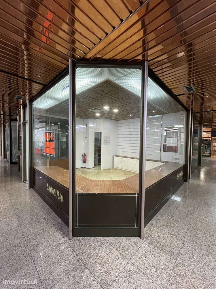 Excelente loja com montra generosa - Grande imagem: 3/16