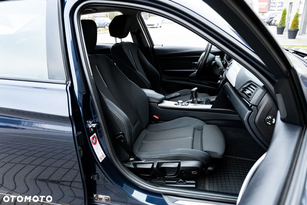 BMW Seria 3 320d DPF Edition Sport - 28