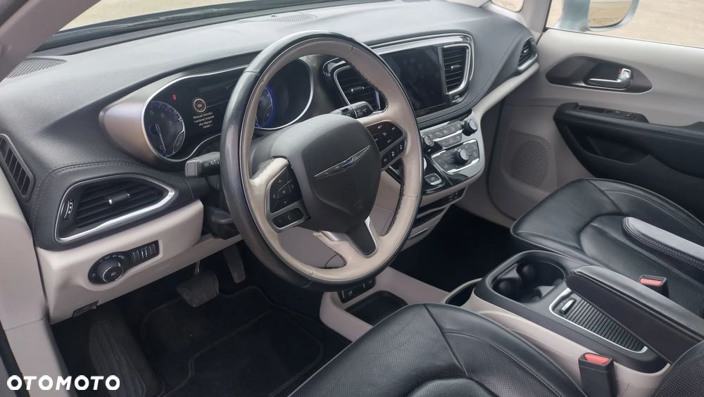 Chrysler Pacifica - 17