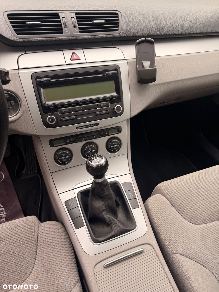 Volkswagen Passat 2.0 TDI DPF BlueMotion Technology Comfortline - 20