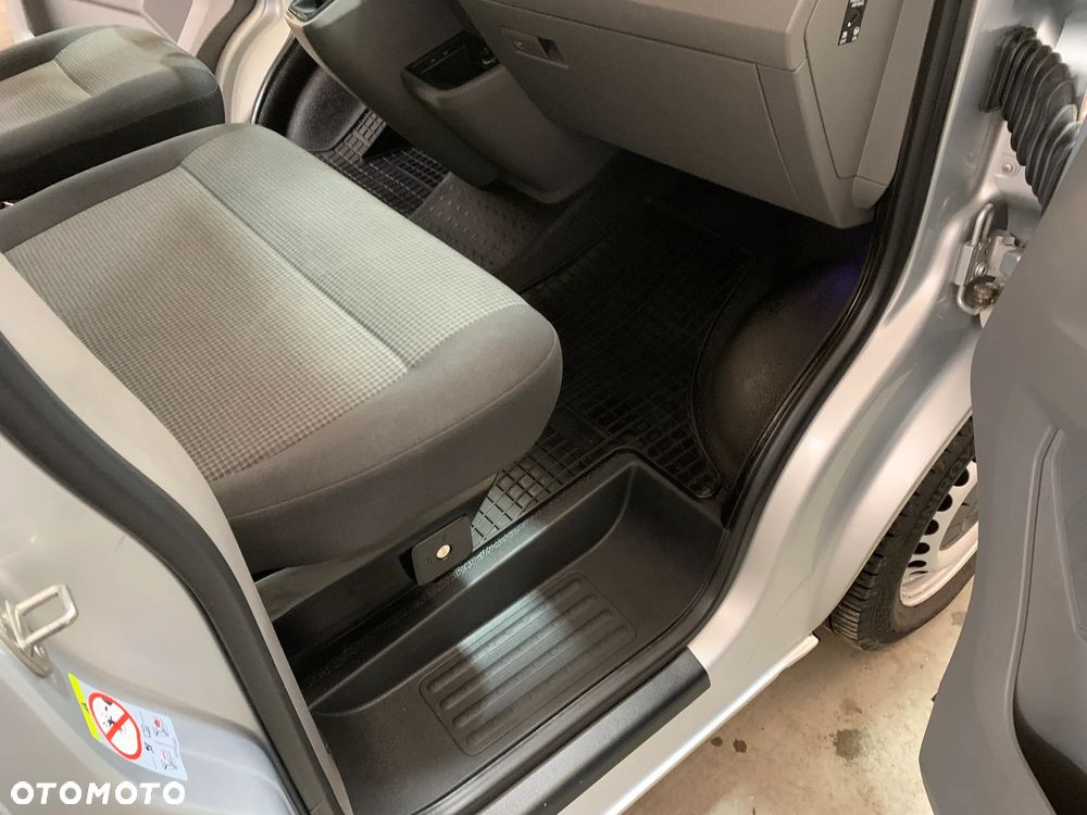 Volkswagen TRANSPORTER T6 VAN 3os. L2H1 Long MAXI WZMOCNIONY DMC3.2t. Ładowność 1242kg, Paka 3m, Homologacja VAT-1, Reflektory LED DIODOWE, Lampy tył LED, Kamera, Czujniki, Dogrzewanie Webasto 5kW, Automatyczne światła, Mocny silnik 2.0TDI DNA 150KM 6cio biegowa skrzynia biegów! Kolor srebrny Reflex Metalik, ZABUDOWA ładowni wraz z podsufitką i oś. LED! Fabryczny alarm, Przebieg tylko 53tys.km! - 28