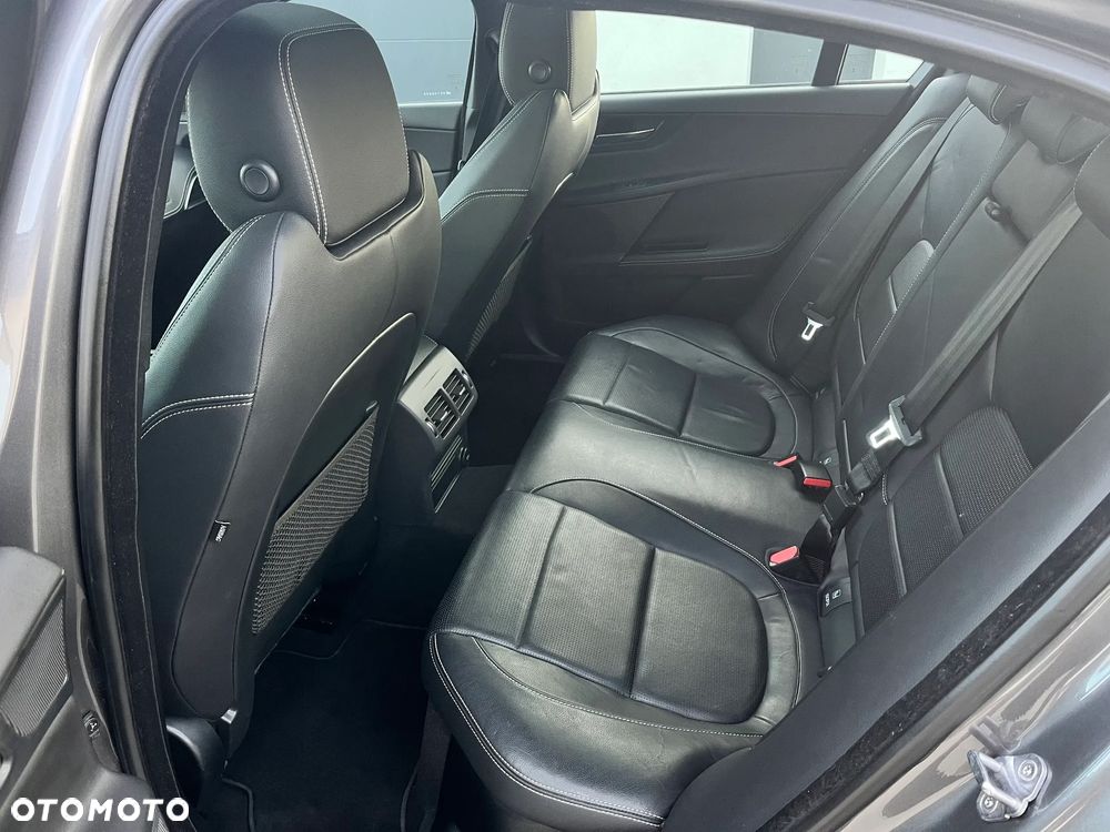 Jaguar XE 2.0 D AWD R-Sport - 18