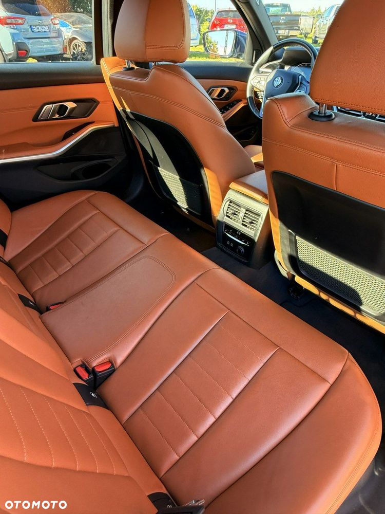 BMW Seria 3 330i xDrive - 38