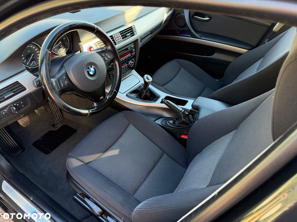 BMW Seria 3 325i Touring - 8