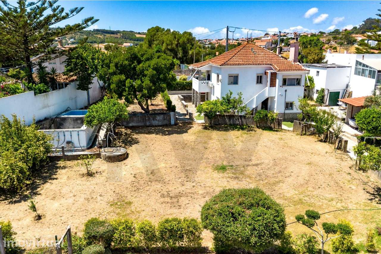Moradia Bi-Familiar com Piscina e Extenso Terreno - Potencial Único de